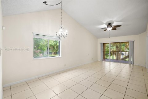 Condo in Miami, Florida, 2 bedrooms  № 2043275 - photo 3