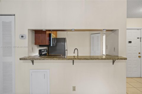 Condo in Miami, Florida, 2 bedrooms  № 2043275 - photo 12