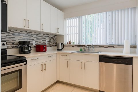 Купить кондоминиум в Майами, Флорида 2 спальни, № 2009488 - фото 2