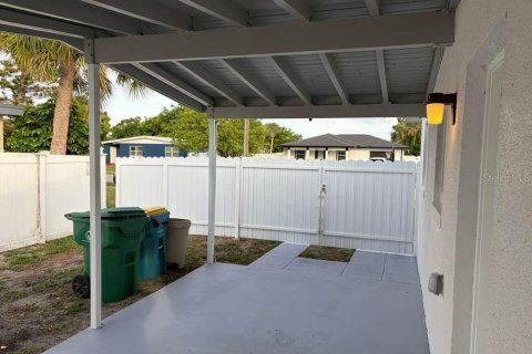 Villa ou maison à vendre à Port Charlotte, Floride: 2 chambres, 98.1 m2 № 2217862 - photo 25