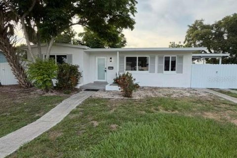 House in Port Charlotte, Florida 2 bedrooms, 98.1 sq.m. № 2217862