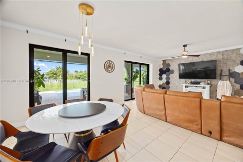 House in Tamarac, Florida 5 bedrooms, 265.7 sq.m. № 2061472 - photo 15