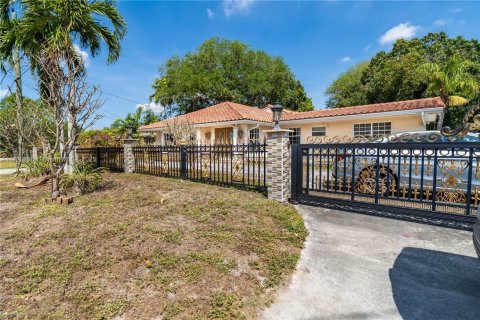 Casa en venta en Miami, Florida, 4 dormitorios, 382.48 m2 № 1732143 - foto 6