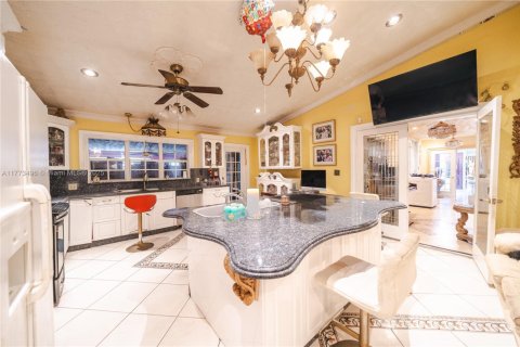 Casa en venta en Miami, Florida, 4 dormitorios, 382.48 m2 № 1732143 - foto 15