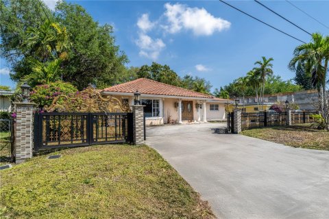 Casa en venta en Miami, Florida, 4 dormitorios, 382.48 m2 № 1732143 - foto 5
