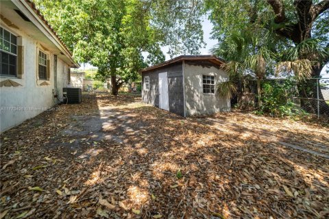 Casa en venta en Miami, Florida, 4 dormitorios, 382.48 m2 № 1732143 - foto 28