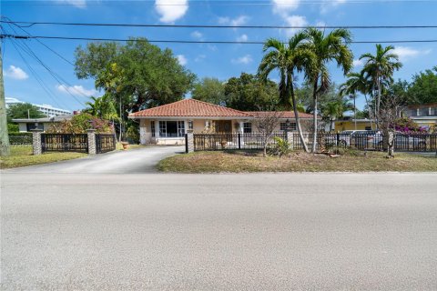 Casa en venta en Miami, Florida, 4 dormitorios, 382.48 m2 № 1732143 - foto 1
