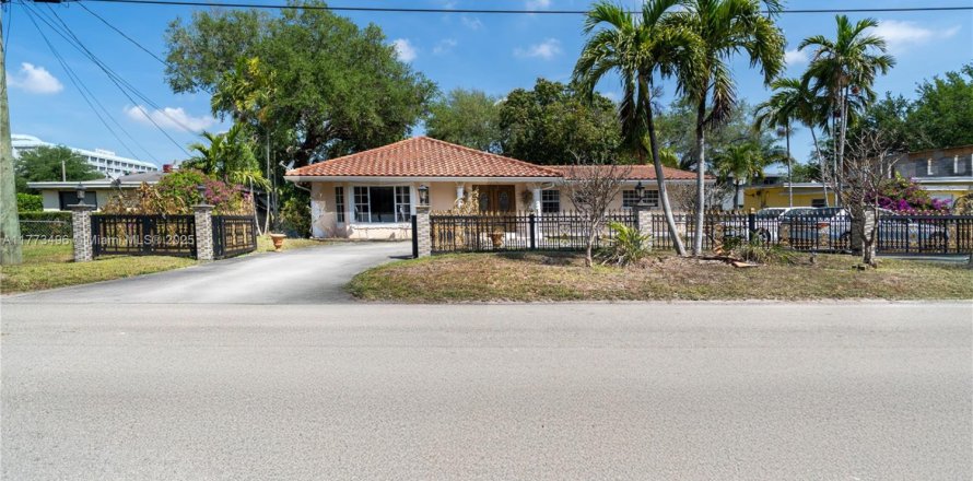 Casa en Miami, Florida 4 dormitorios, 382.48 m2 № 1732143