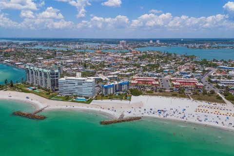 Condo in Saint Pete Beach, Florida, 1 bedroom № 2102159