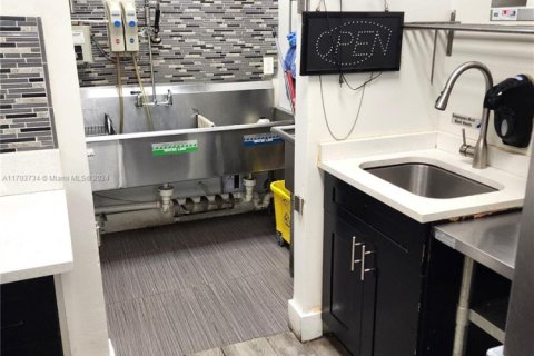 Propiedad comercial en venta en Fort Lauderdale, Florida № 2054959 - foto 7