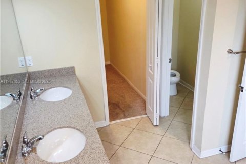 Townhouse in Orlando, Florida 3 bedrooms, 163.88 sq.m. № 1994903 - photo 18