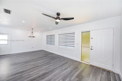 Commercial property in Coral Gables, Florida 202.81 sq.m. № 1698140 - photo 9