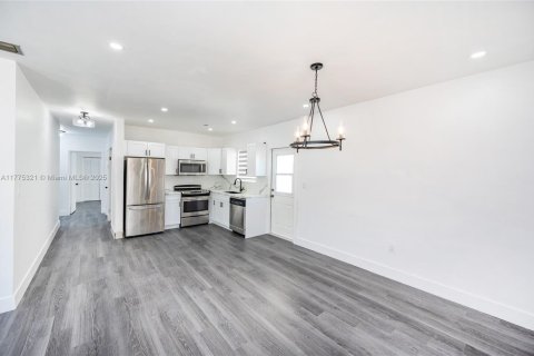 Commercial property in Coral Gables, Florida 202.81 sq.m. № 1698140 - photo 16