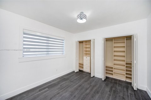 Commercial property in Coral Gables, Florida 202.81 sq.m. № 1698140 - photo 23