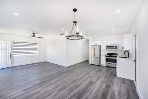 Commercial property in Coral Gables, Florida 202.81 sq.m. № 1698140 - photo 12