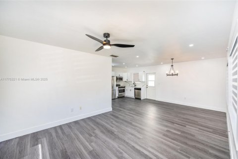 Commercial property in Coral Gables, Florida 202.81 sq.m. № 1698140 - photo 7