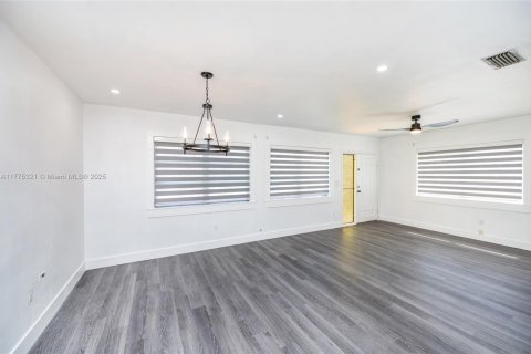 Commercial property in Coral Gables, Florida 202.81 sq.m. № 1698140 - photo 11