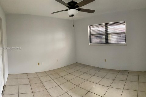 Villa ou maison à louer à Dania Beach, Floride: 2 chambres, 273.6 m2 № 1716292 - photo 5