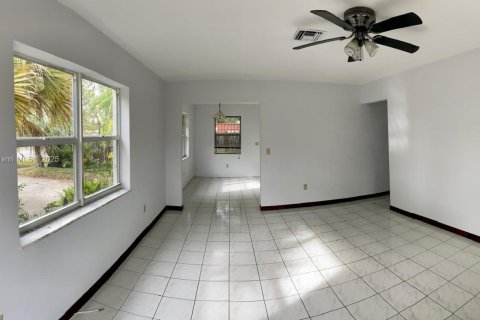 Villa ou maison à louer à Dania Beach, Floride: 2 chambres, 273.6 m2 № 1716292 - photo 3