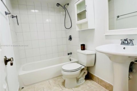 Condo in Miami, Florida, 2 bedrooms № 1970914 - photo 17