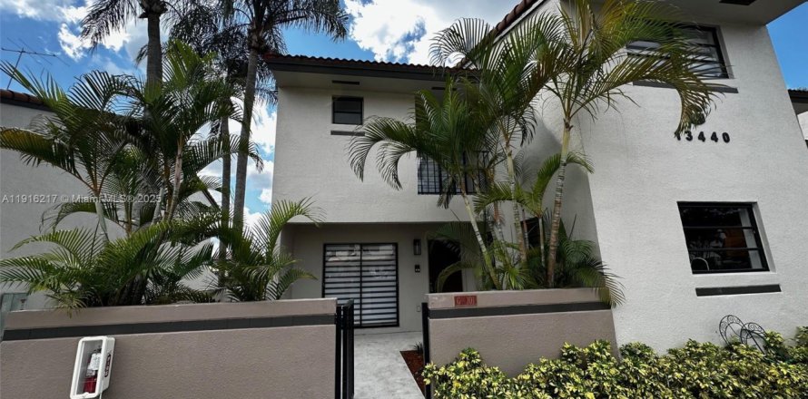 Condo in Miami, Florida, 2 bedrooms № 1970914