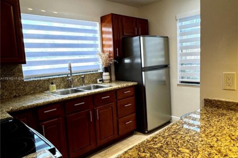 Condo in Miami, Florida, 2 bedrooms № 1970914 - photo 8