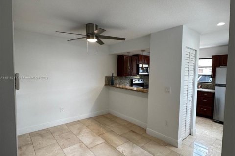 Condo in Miami, Florida, 2 bedrooms № 1970914 - photo 7