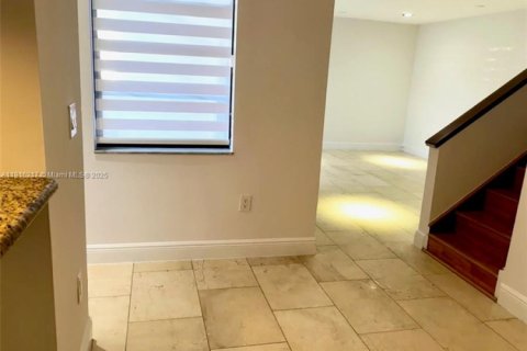 Condo in Miami, Florida, 2 bedrooms № 1970914 - photo 5