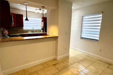 Condo in Miami, Florida, 2 bedrooms № 1970914 - photo 9