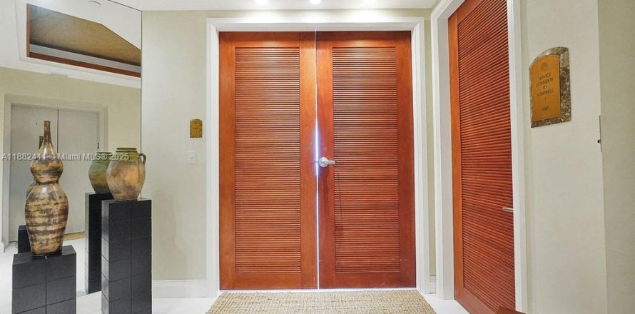 Condominio en Sunny Isles Beach, Florida, 4 dormitorios № 1932363