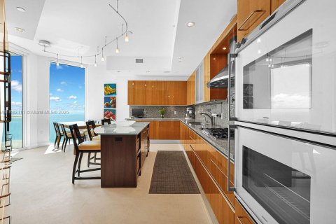 Condominio en venta en Sunny Isles Beach, Florida, 4 dormitorios, 346.99 m2 № 1932363 - foto 30