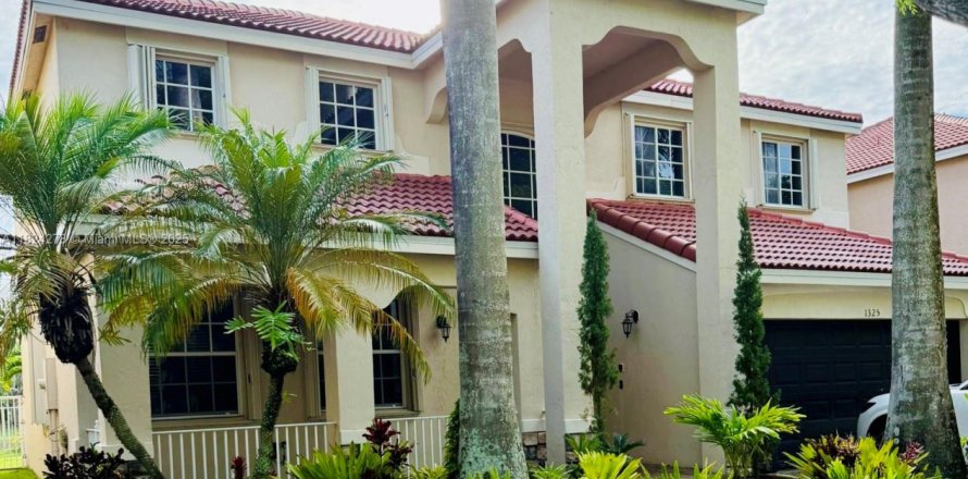 House in Weston, Florida 4 bedrooms, 241.17 sq.m. № 1790770