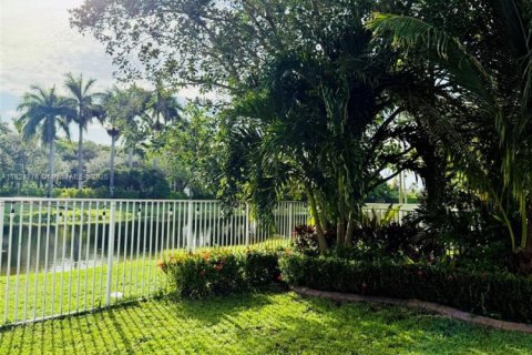 House in Weston, Florida 4 bedrooms, 241.17 sq.m. № 1790770 - photo 13