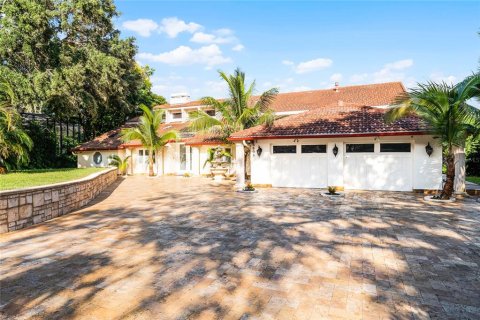 House in Orlando, Florida 6 bedrooms, 503.72 sq.m. № 1390715 - photo 1