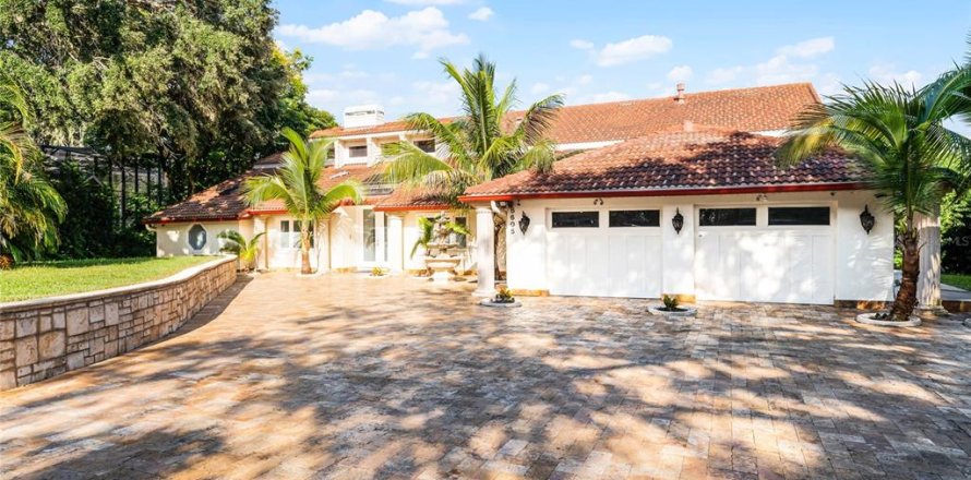 House in Orlando, Florida 6 bedrooms, 503.72 sq.m. № 1390715