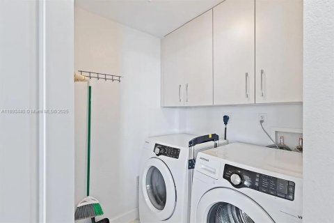 Condo in Hollywood, Florida, 3 bedrooms  № 2053132 - photo 16