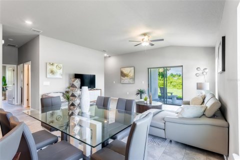 House in Rotonda, Florida 4 bedrooms, 157.1 sq.m. № 1528871 - photo 6