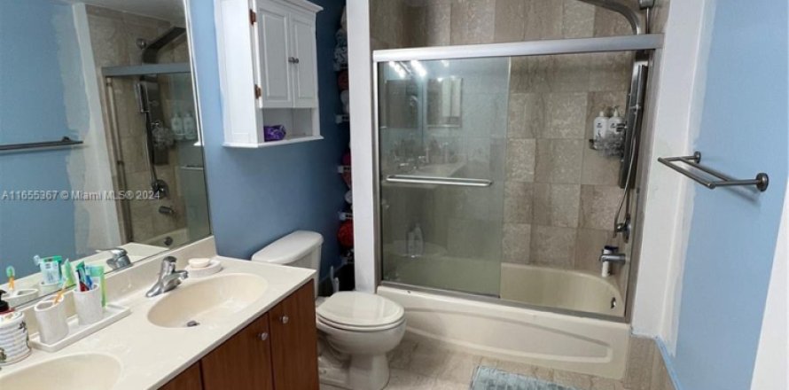 Кондоминиум с 2 спальнями в Майами, Флорида № 1984819