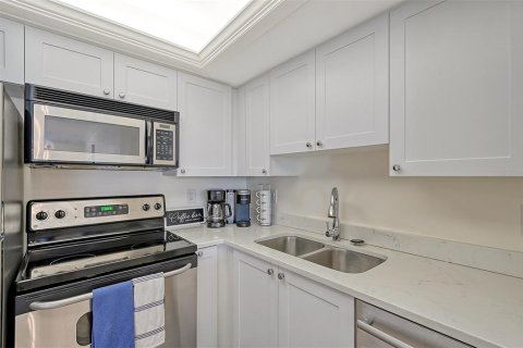 Condo in Sarasota, Florida, 2 bedrooms  № 2111814 - photo 25