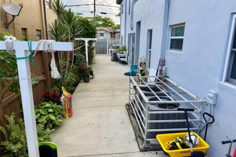 Condo in Miami, Florida, 2 bedrooms  № 2050217 - photo 3