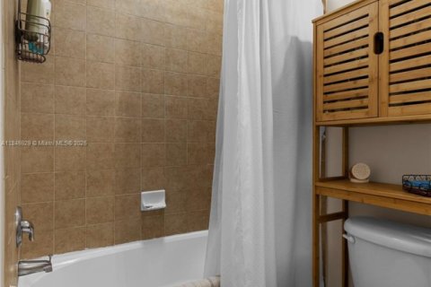 Купить таунхаус в Пемброк-Пайнс, Флорида 3 спальни, 178.74м2, № 1962688 - фото 18