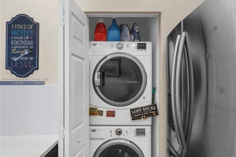 Купить таунхаус в Пемброк-Пайнс, Флорида 3 спальни, 178.74м2, № 1962688 - фото 9