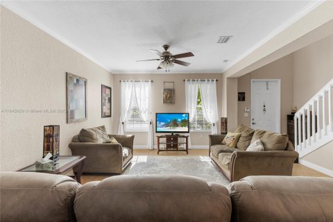 Купить таунхаус в Пемброк-Пайнс, Флорида 3 спальни, 178.74м2, № 1962688 - фото 5