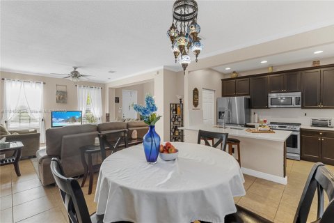 Купить таунхаус в Пемброк-Пайнс, Флорида 3 спальни, 178.74м2, № 1962688 - фото 12