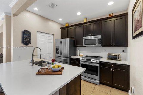 Купить таунхаус в Пемброк-Пайнс, Флорида 3 спальни, 178.74м2, № 1962688 - фото 7