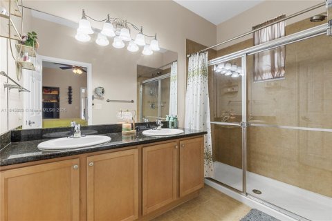 Купить таунхаус в Пемброк-Пайнс, Флорида 3 спальни, 178.74м2, № 1962688 - фото 28