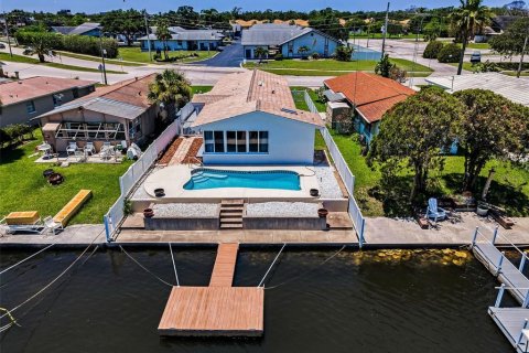 House in New Port Richey, Florida 2 bedrooms, 140.1 sq.m. № 1803034 - photo 3