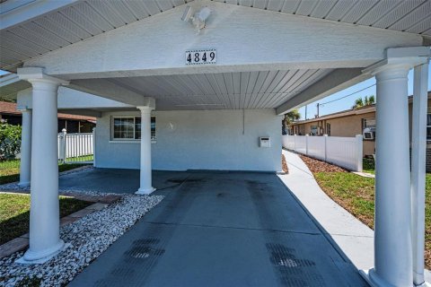 House in New Port Richey, Florida 2 bedrooms, 140.1 sq.m. № 1803034 - photo 7
