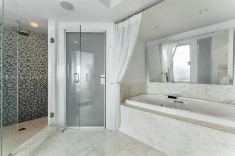 Condo in Miami, Florida, 2 bedrooms  № 1921239 - photo 14