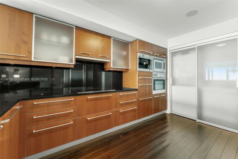 Condo in Miami, Florida, 2 bedrooms  № 1921239 - photo 9